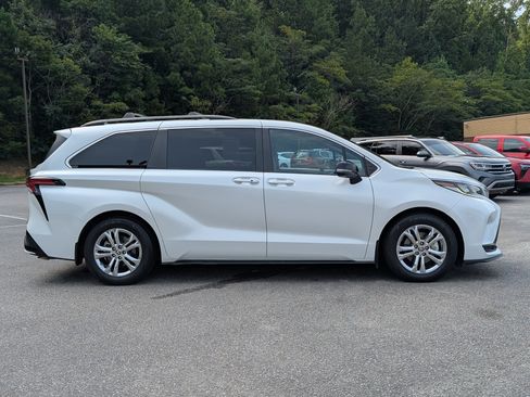 Used 2023 Toyota Sienna XSE AWD/4WD image 10
