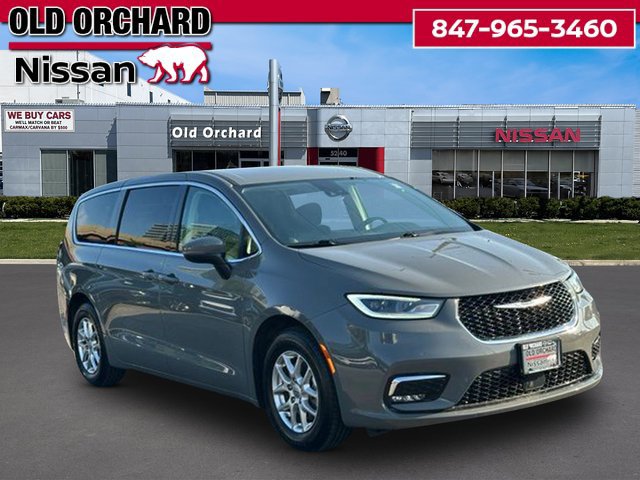 Used 2023 Chrysler Pacifica Touring-L FWD image 3
