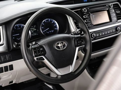 Used 2019 Toyota Highlander LE FWD image 12