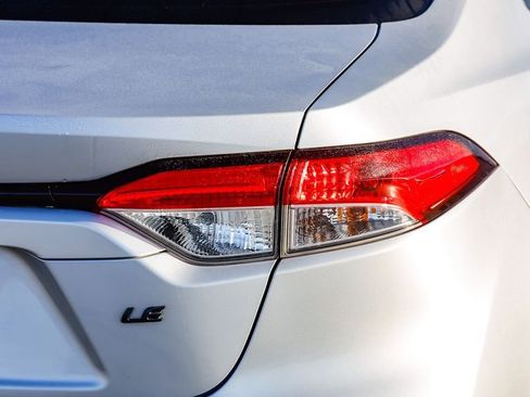 Used 2021 Toyota Corolla LE w/ Carpet Mat Package (TMS) FWD image 10