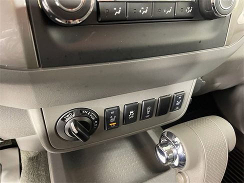 Used 2014 Nissan Frontier SL w/ SL Moonroof Package image 9