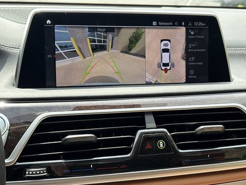 Used 2022 BMW 750i xDrive w/ Luxury Rear Seating Package AWD/4WD image 25