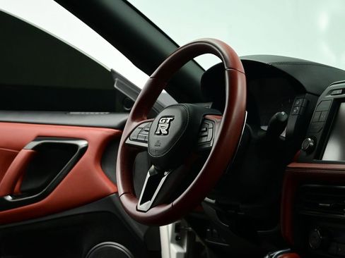 Used 2018 Nissan GT-R Premium w/ Premium Interior Package image 22