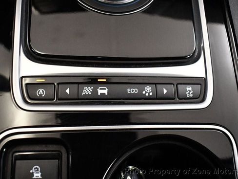 Used 2017 Jaguar XE Premium image 40