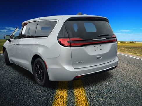 Certified 2024 Chrysler Pacifica Touring-L image 29