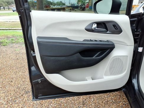 Used 2023 Chrysler Pacifica Touring-L image 19