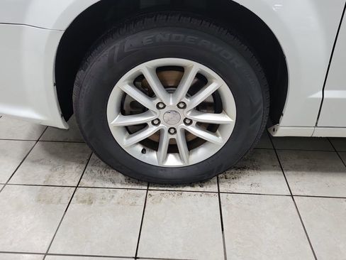 Used 2016 Dodge Grand Caravan SXT image 32