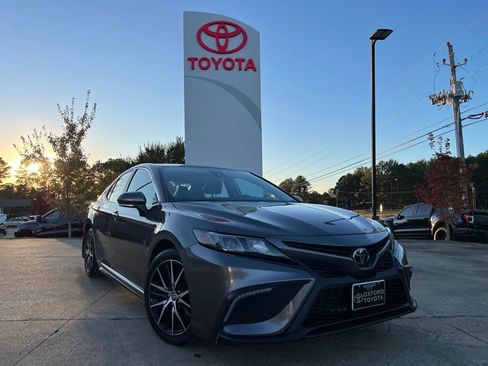 Used 2023 Toyota Camry SE image 1