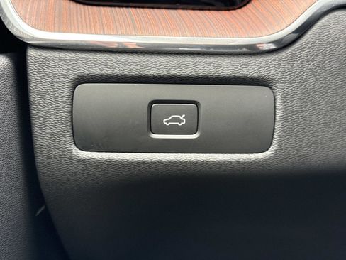 Used 2023 Volvo XC60 B5 Ultimate w/ Climate Package image 13