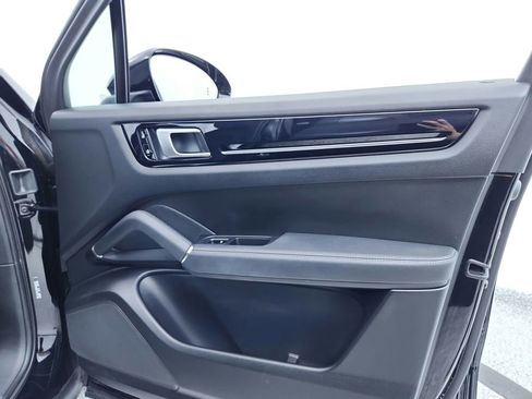 Used 2021 Porsche Cayenne w/ Driver Memory Package image 85