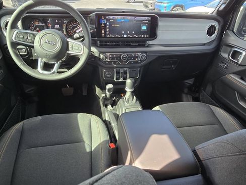 Used 2025 Jeep Wrangler Unlimited Sahara AWD/4WD image 13