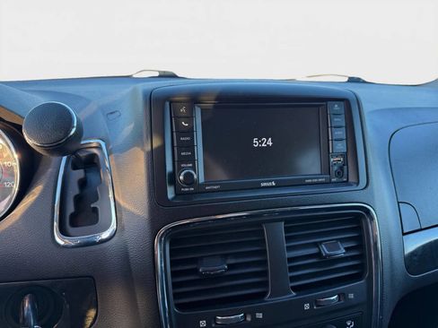 Used 2018 Dodge Grand Caravan SE w/ UConnect Hands-Free Group image 15