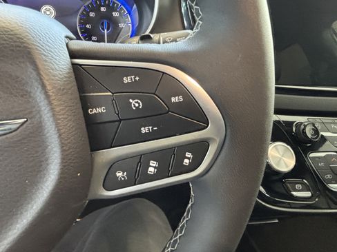Used 2026 Chrysler Pacifica Select FWD image 11
