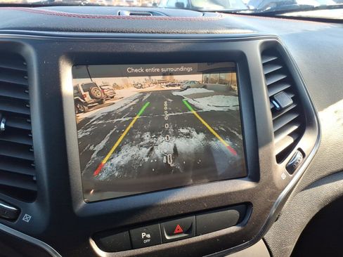 Used 2019 Jeep Cherokee Trailhawk w/ Comfort/Convenience Group image 17