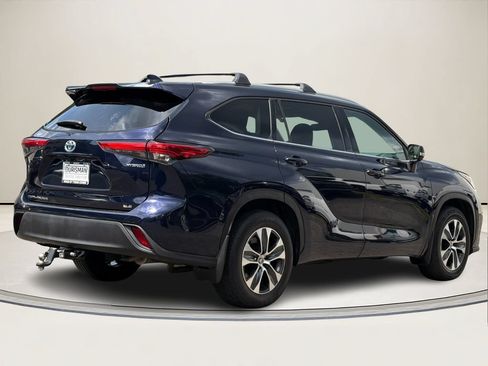 Used 2022 Toyota Highlander XLE AWD/4WD image 3