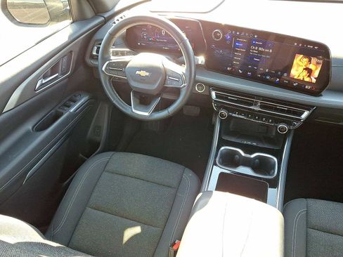 Used 2025 Chevrolet Traverse LT image 10