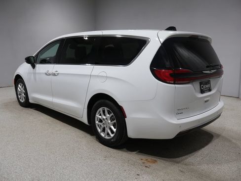 Used 2024 Chrysler Pacifica Touring-L FWD image 4