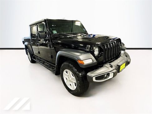 Used 2023 Jeep Gladiator Sport image 3