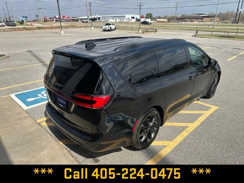 Used 2025 Chrysler Pacifica Limited FWD image 11