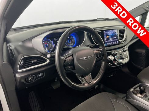 Used 2020 Chrysler Pacifica Touring w/ S Appearance Package image 9