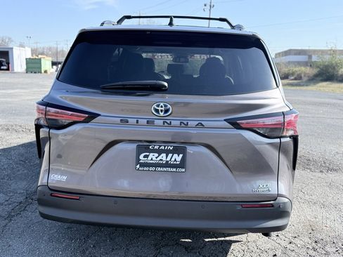 Used 2021 Toyota Sienna XLE image 6