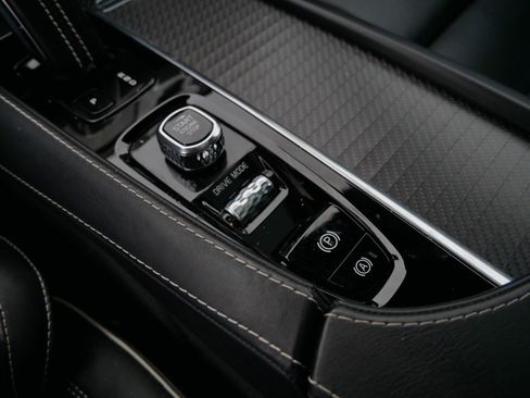 Used 2020 Volvo XC90 T8 R-Design image 13