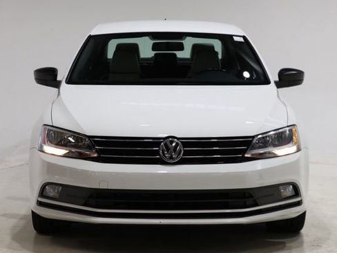 Used 2016 Volkswagen Jetta Sport FWD image 2