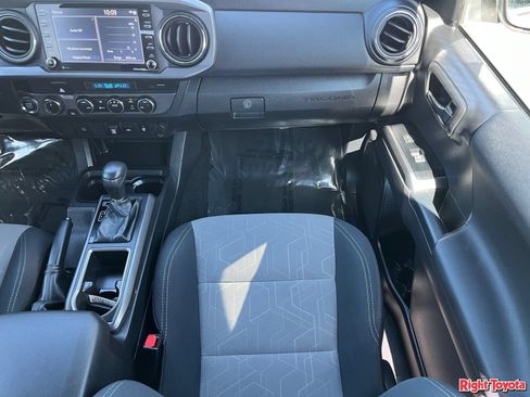 Certified 2022 Toyota Tacoma TRD Off-Road AWD/4WD image 19