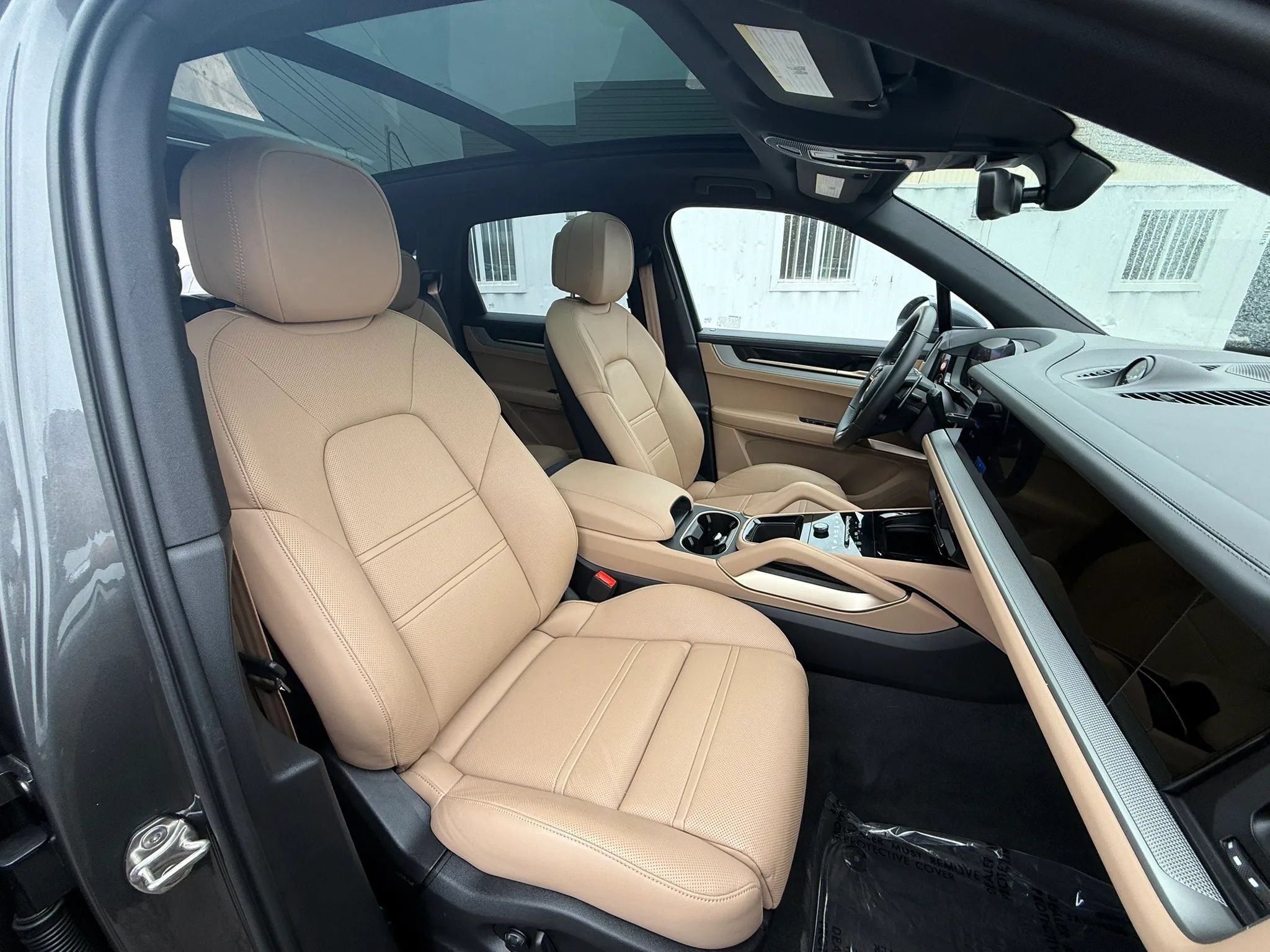 Used 2025 Porsche Cayenne E-Hybrid w/ Premium Package Plus AWD/4WD image 37