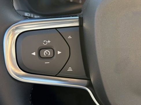 New 2025 Volvo XC40 B5 Core image 20