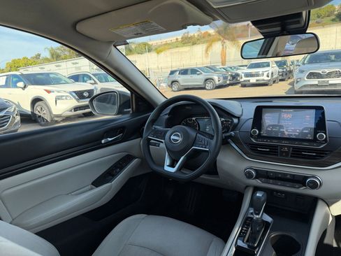 Used 2025 Nissan Altima 2.5 SV image 33