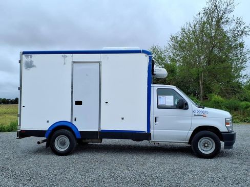 Used 2024 Ford E-350 and Econoline 350 Super Duty w/ Power Windows & Locks Group RWD image 3