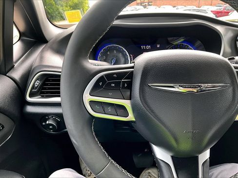 Used 2025 Chrysler Pacifica Select FWD image 14