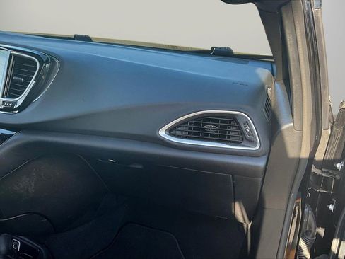 Used 2025 Chrysler Pacifica Select FWD image 20