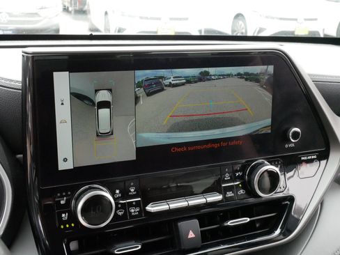 Used 2023 Toyota Highlander Limited AWD/4WD image 31