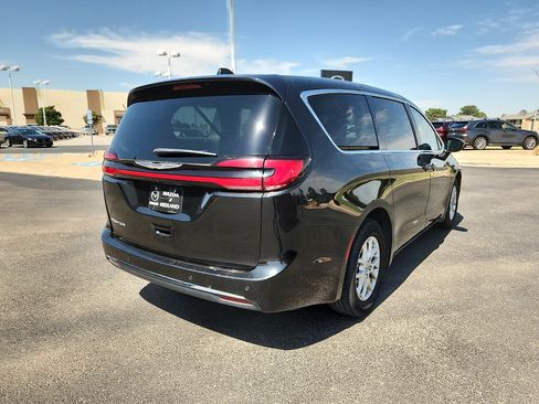 Used 2023 Chrysler Pacifica Touring-L FWD image 7