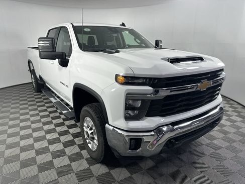 Used 2025 Chevrolet Silverado 2500 LT w/ Convenience Package AWD/4WD image 2