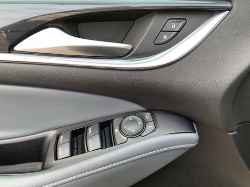 Used 2020 Buick Enclave Essence image 12