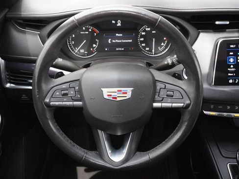 Used 2023 Cadillac XT4 Luxury w/ Cold Weather Package FWD image 17
