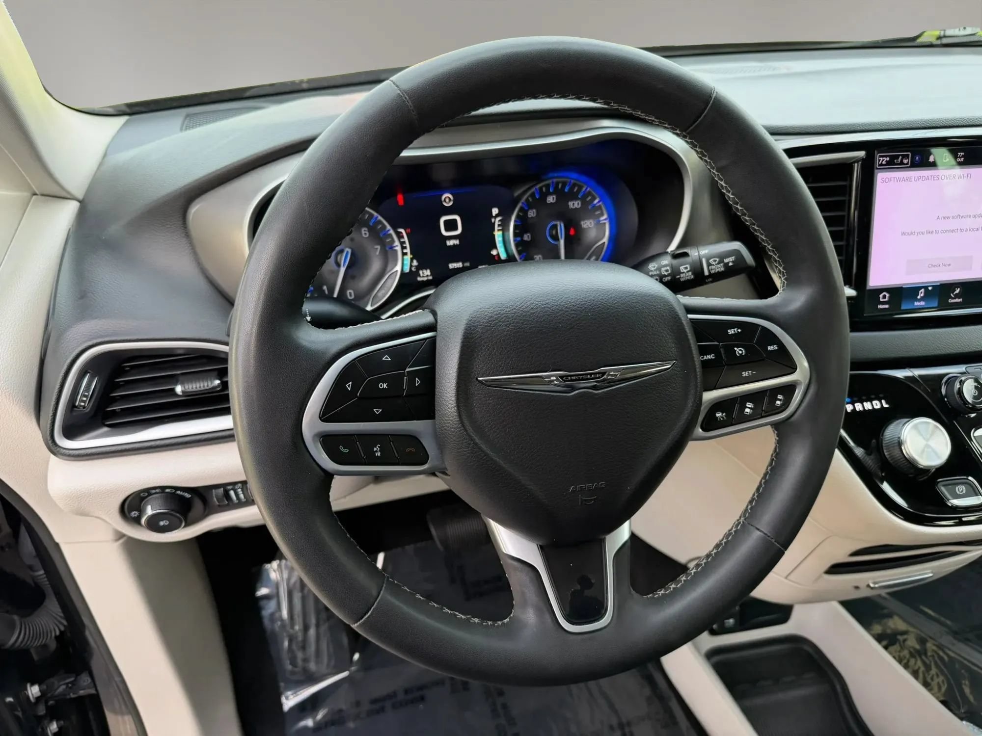 Used 2023 Chrysler Pacifica Touring-L FWD image 17