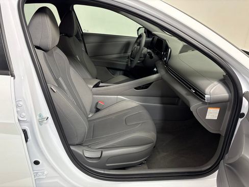 Certified 2025 Hyundai Elantra Hybrid FWD image 12