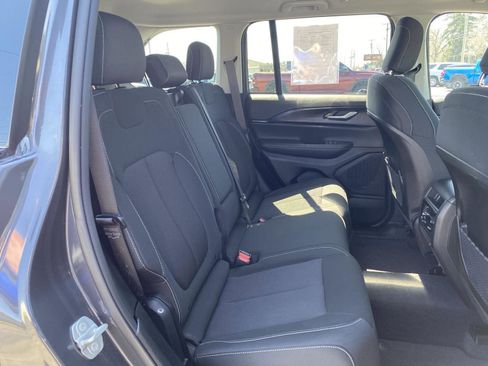 Used 2023 Jeep Grand Cherokee Laredo AWD/4WD image 34