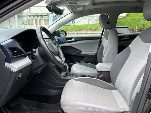 Used 2022 Volkswagen Taos SE w/ Panoramic Sunroof Package FWD image 10