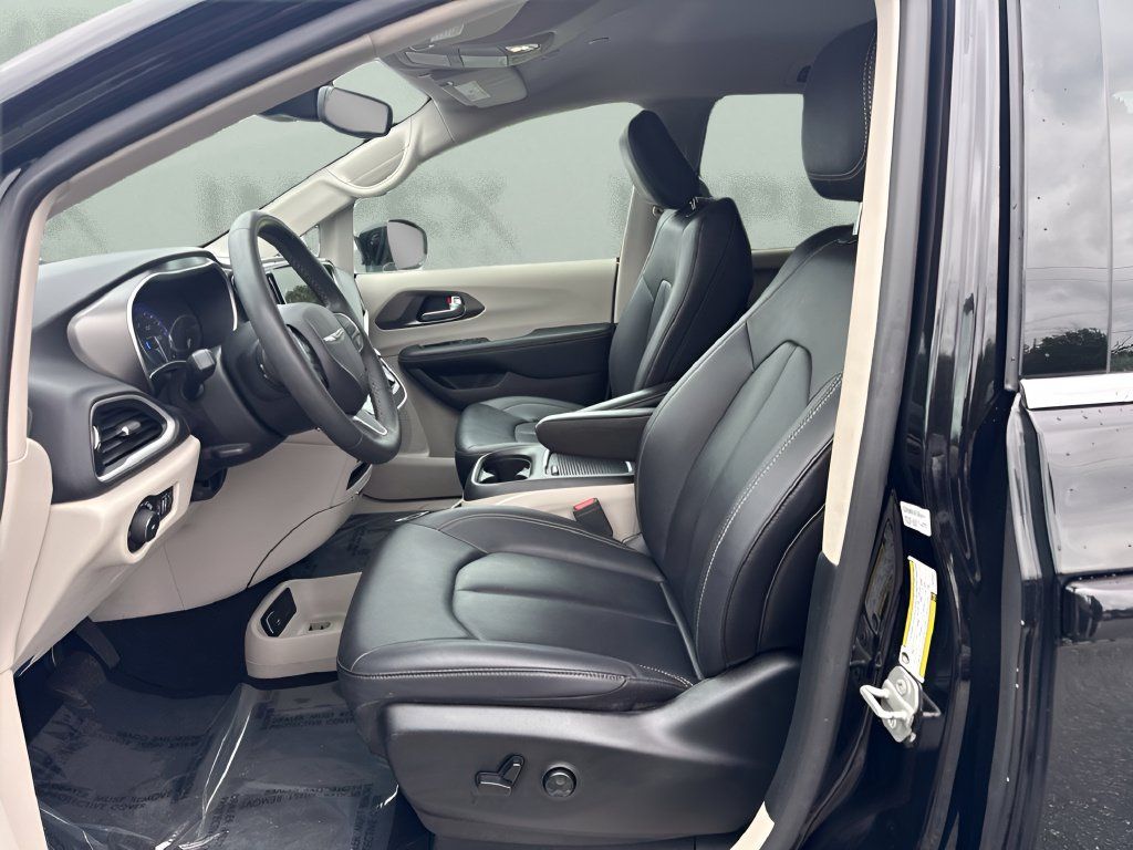 Used 2024 Chrysler Pacifica Touring-L FWD image 9