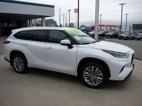 Used 2024 Toyota Highlander Limited image 11