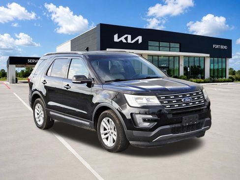 Used 2017 Ford Explorer XLT w/ Equipment Group 202A FWD image 3