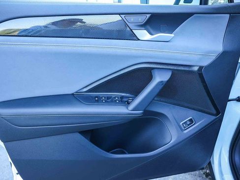 New 2026 Volkswagen Tiguan SE image 32