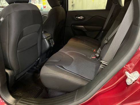 Used 2019 Jeep Cherokee Latitude w/ Popular Appearance Group FWD image 19