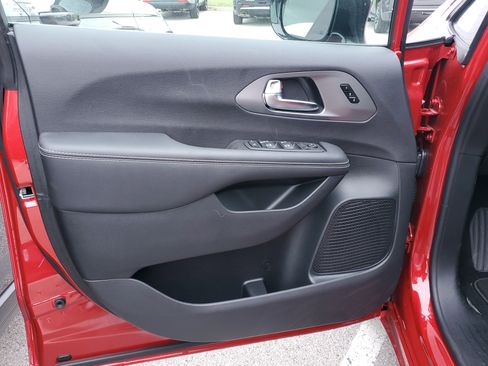 New 2026 Chrysler Pacifica Select image 11