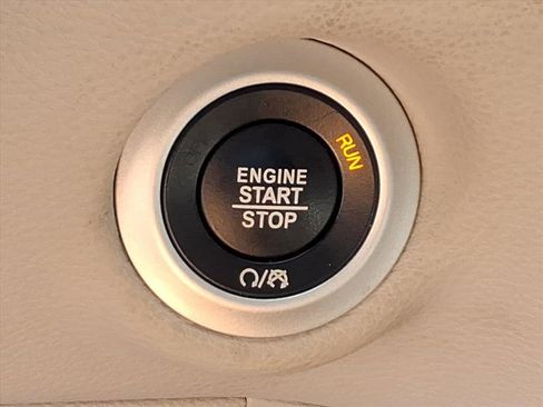 Used 2023 Chrysler Pacifica Limited FWD image 9